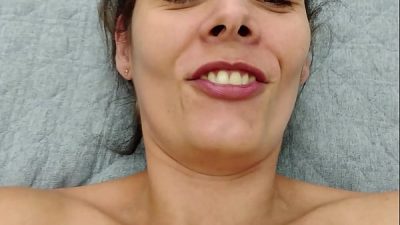 Raquel mostrou o rosto enquanto era fodida muito forte pelo personal novinho,a puta tirou a camisinha do pau dele e mandou gozar dentro