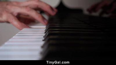 Petite Chick Decides to Make Her Boyfriend Feel Better – Tinygal